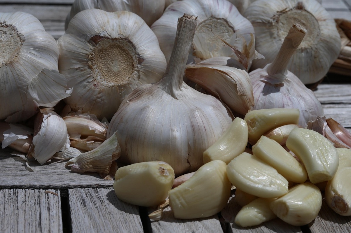 Vegetales crudos como ajo y cebolla para salud digestiva.