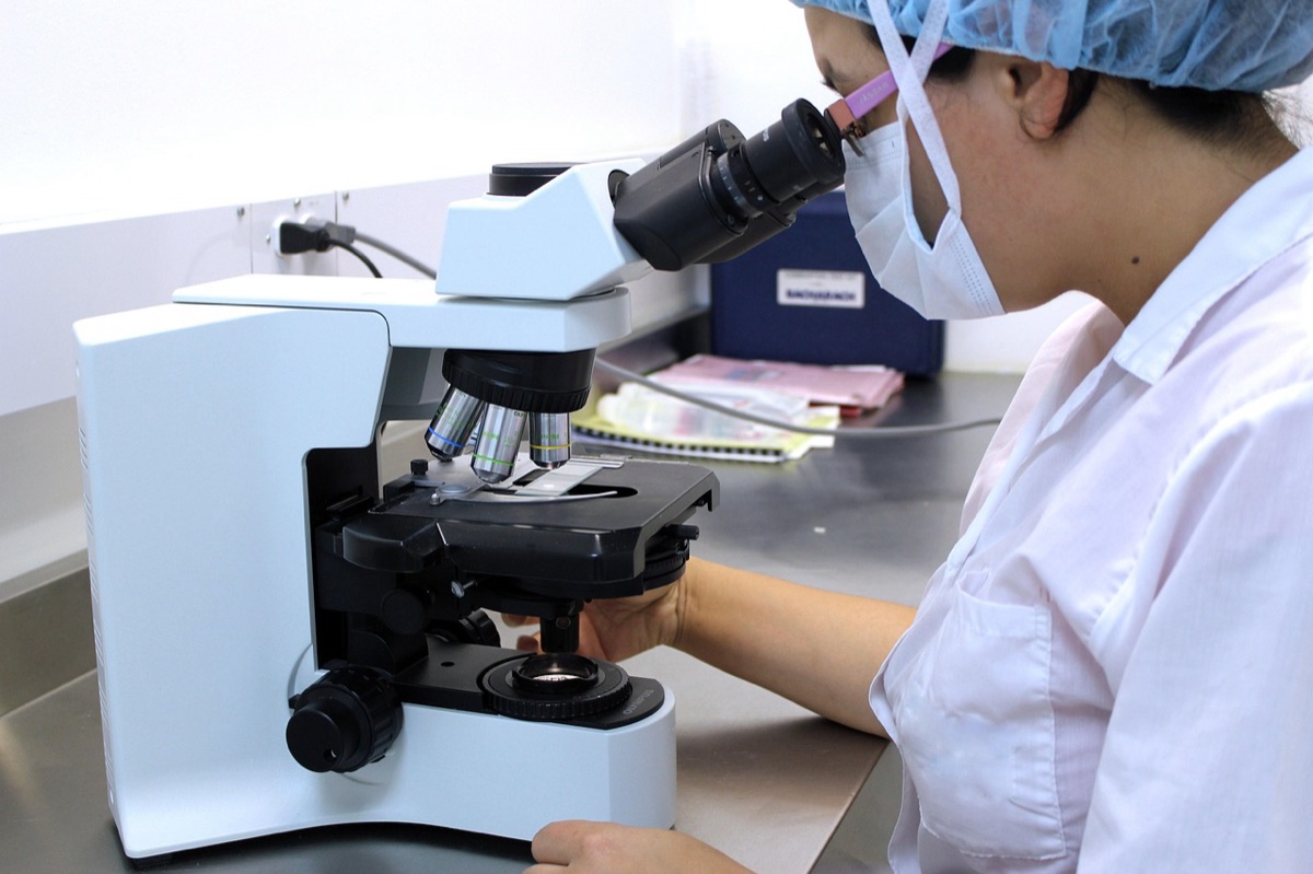 Een microscoop die wordt gebruikt in een laboratorium voor microbiologisch onderzoek.