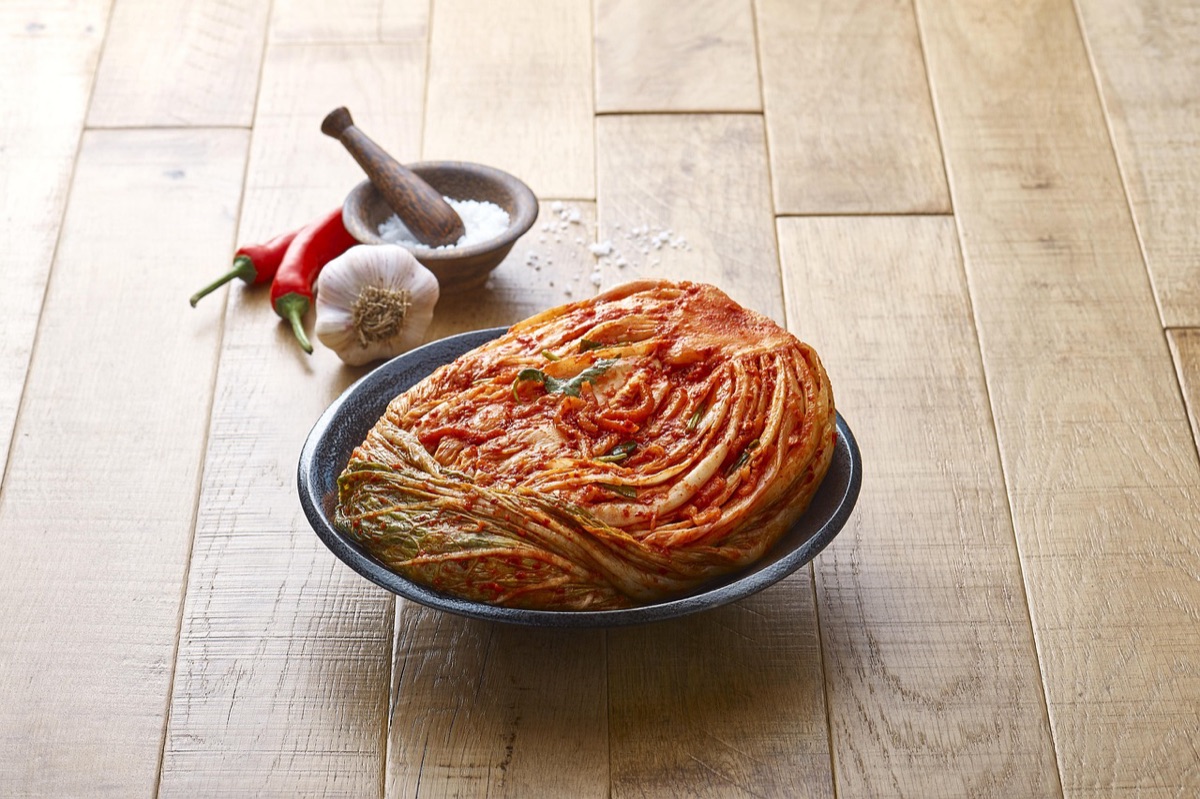 Geduldige portie kimchi in een pot