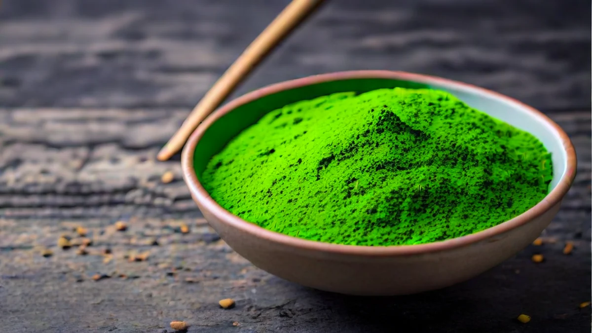 白い陶器のボウルに置かれた緑茶粉とマッチアウェイクの近くの様子。